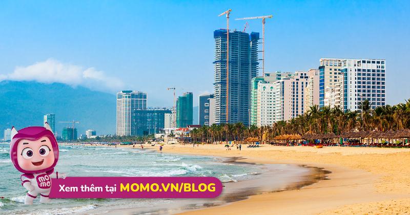 Một bức ảnh phong cảnh chụp khu vực núi Ngũ Hành Sơn nhìn từ xa, thể hiện vẻ hùng vĩ và tĩnh lặng của địa điểm tâm linh này, gợi ý về một hành trình khám phá văn hóa và ẩm thực